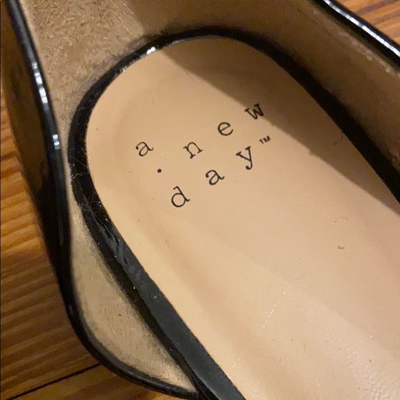 nwot pointed black shiny flats - Picture 4 of 5